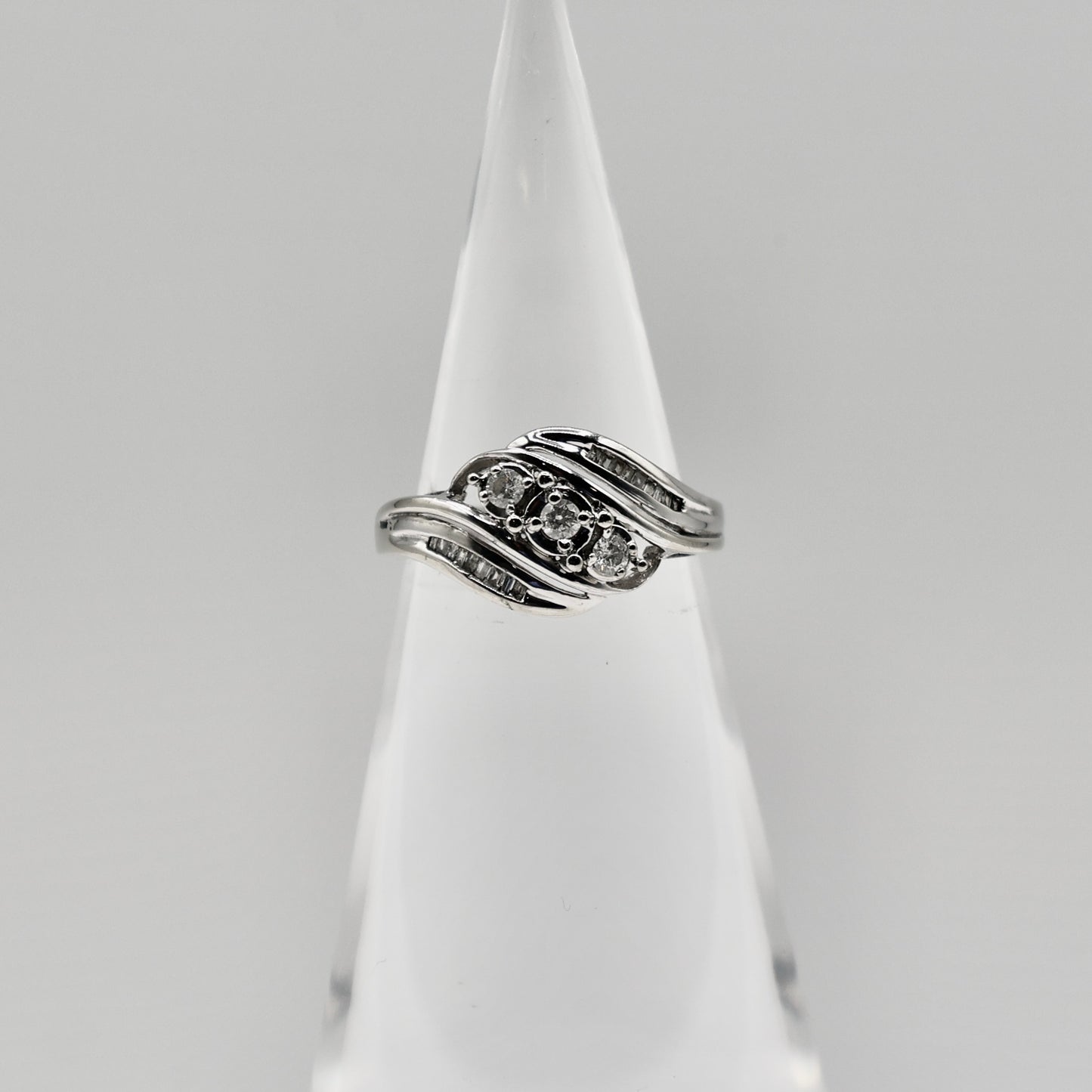 10k White Gold Diamond Ring - Size 7