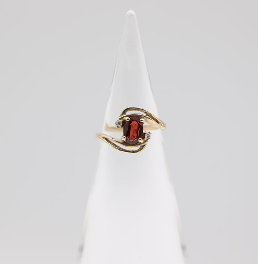 14k yellow gold oval garnet with two Diamonds swirl ring - size 5