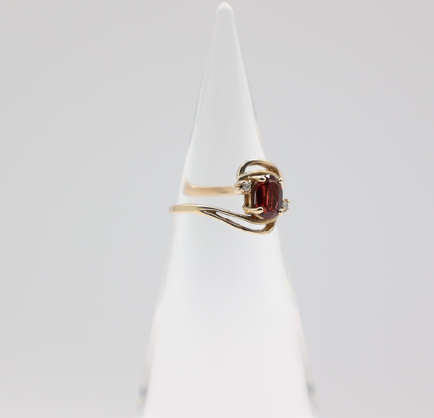 14k yellow gold oval garnet with two Diamonds swirl ring - size 5