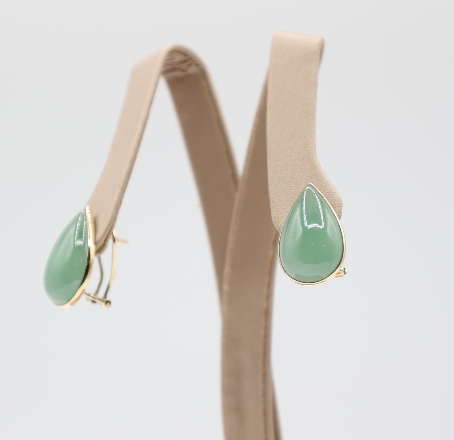 14k gold pear Cabochon Jade Earrings 6.9 g