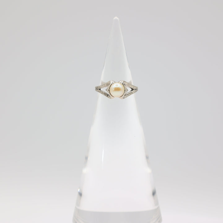 14k Pearl Stone Ring with Heart Band Size 5.5 6mm