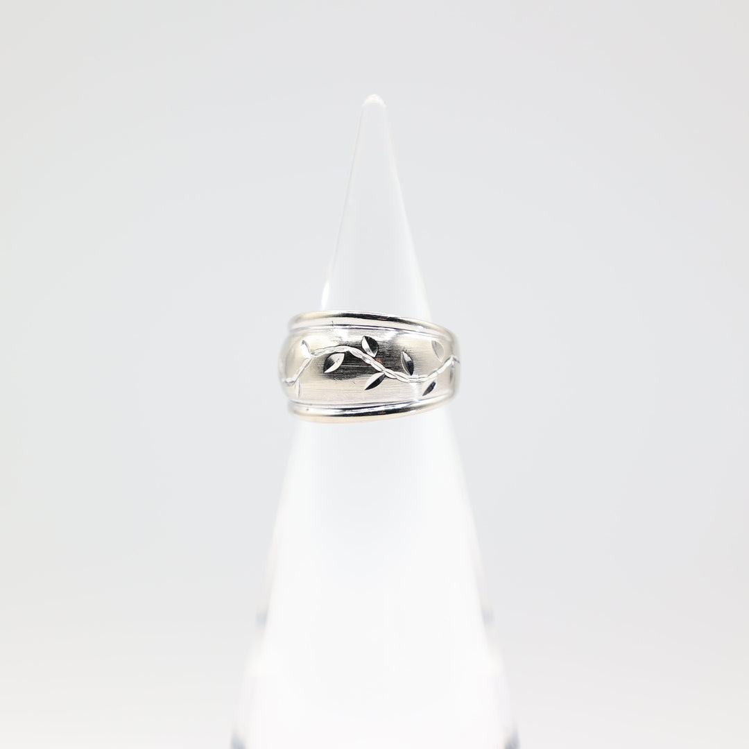14k White Gold Carved Leaf Stem Design Wide Ring Size 6.5