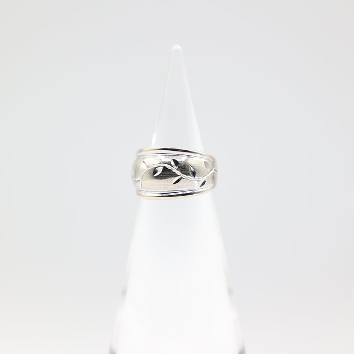 14k White Gold Carved Leaf Stem Design Wide Ring Size 6.5