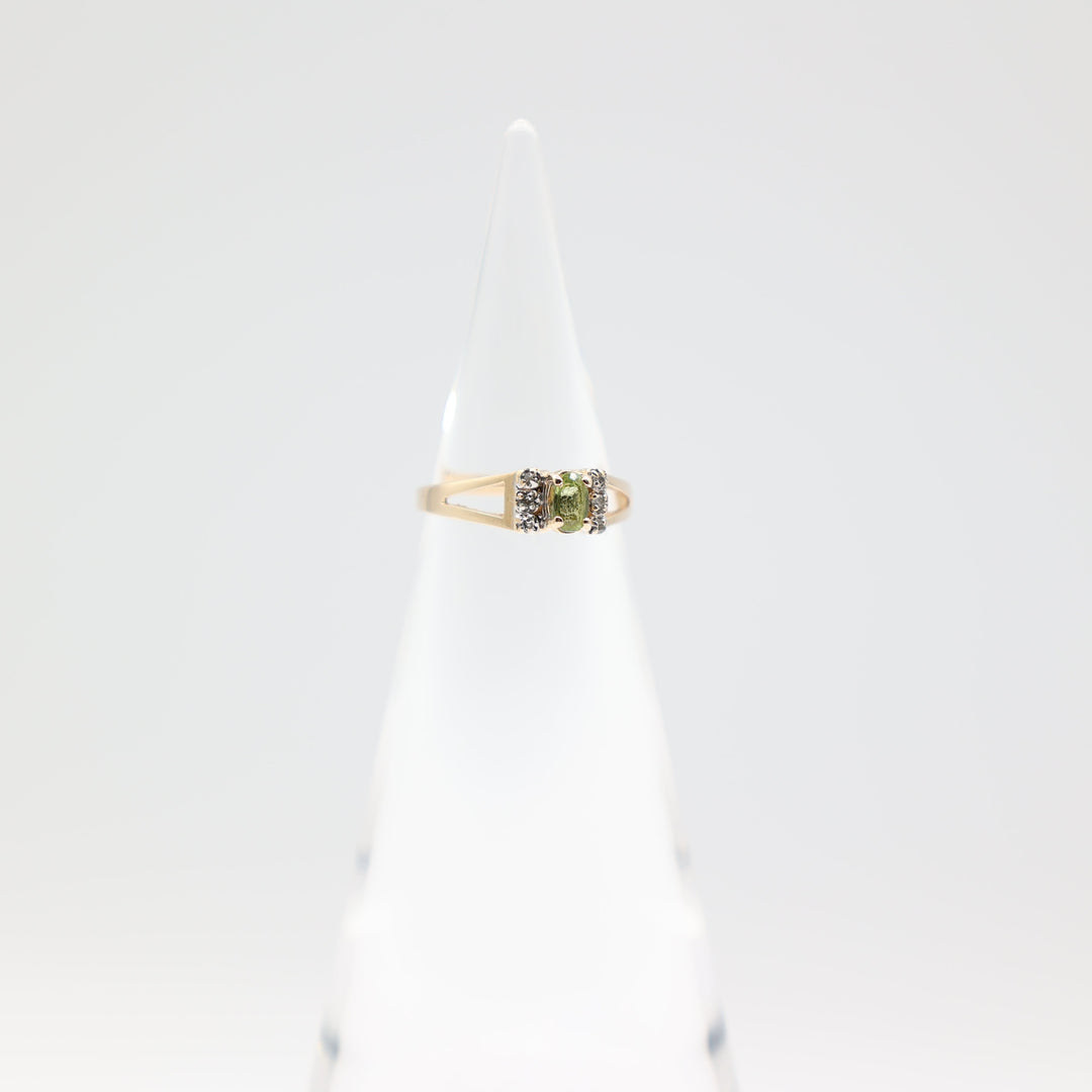 14k Yellow Gold Petite Peridot Oval Stone Ring Size 5.5
