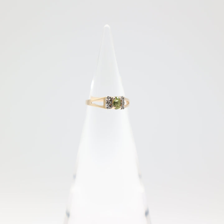 14k Yellow Gold Petite Peridot Oval Stone Ring Size 5.5