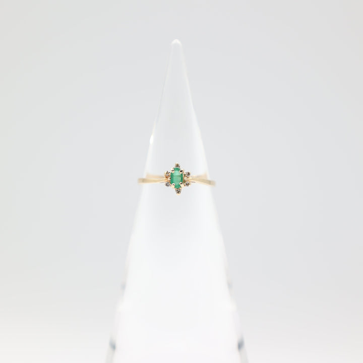 14k Yellow Gold Band with Small Oval Chrysoprase Size 7.25