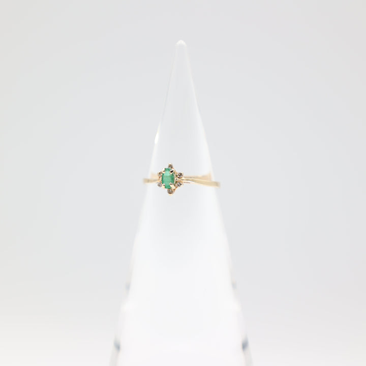 14k Yellow Gold Band with Small Oval Chrysoprase Size 7.25