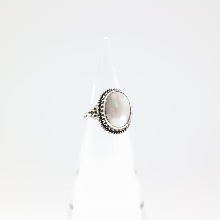 925 Sterling Silver Oval Mother of Pearl Ring Size 7.75