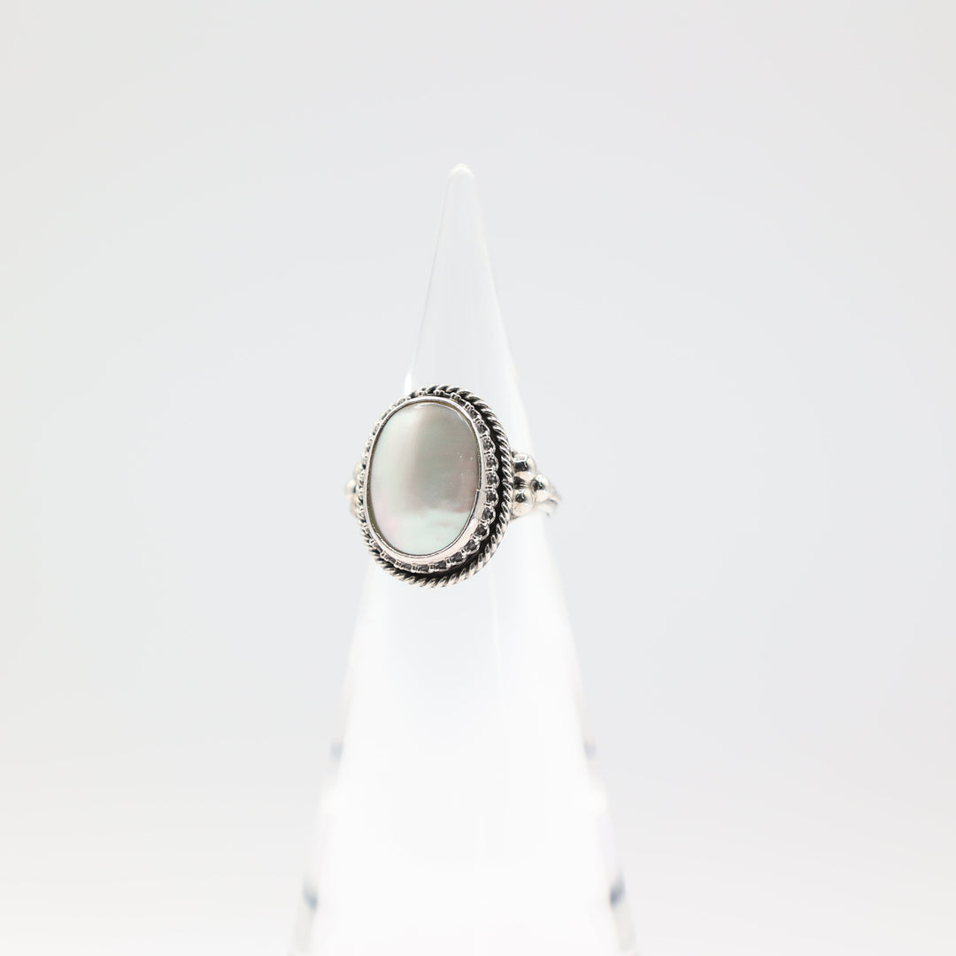 925 Sterling Silver Oval Mother of Pearl Ring Size 7.75