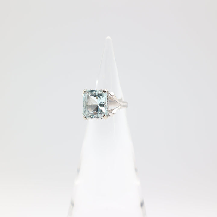 14k White Gold 2mm x 1mm Aqua Stone Ring Size 5.75
