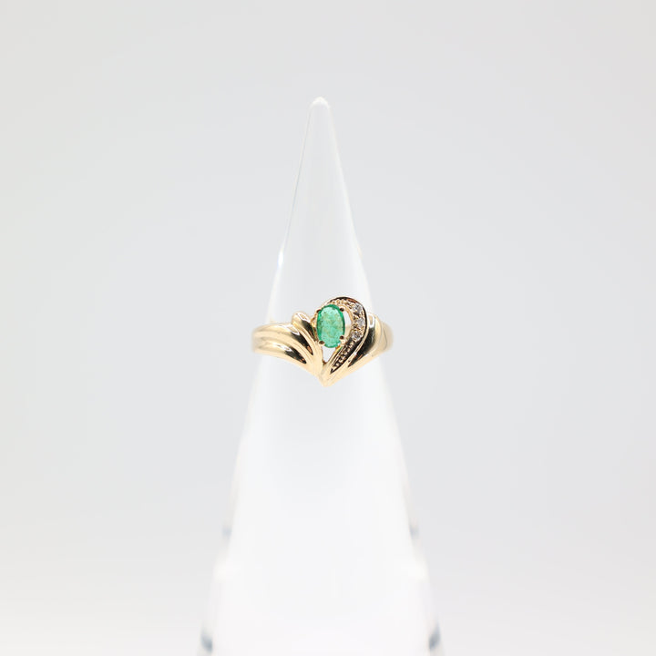 18K Yellow Gold Heart Shaped Textured Band Ring with Oval 6mm x 4mm Emerald Green Stone and Diamond Accents Size 6.5