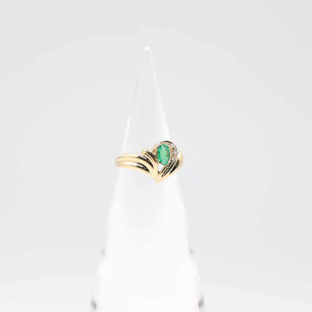 18K Yellow Gold Heart Shaped Textured Band Ring with Oval 6mm x 4mm Emerald Green Stone and Diamond Accents Size 6.5