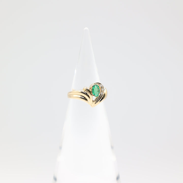 18K Yellow Gold Heart Shaped Textured Band Ring with Oval 6mm x 4mm Emerald Green Stone and Diamond Accents Size 6.5