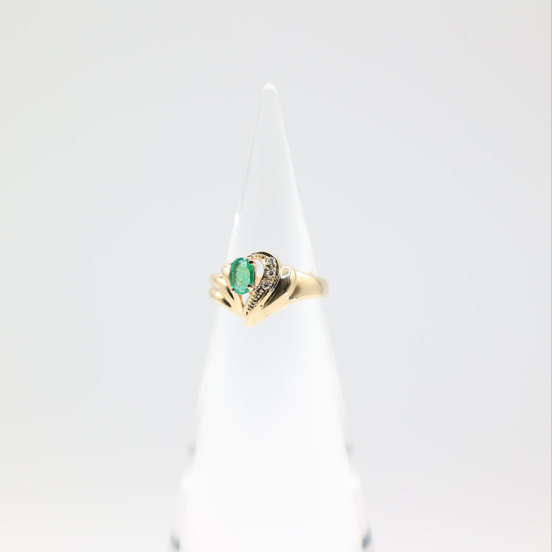 18K Yellow Gold Heart Shaped Textured Band Ring with Oval 6mm x 4mm Emerald Green Stone and Diamond Accents Size 6.5