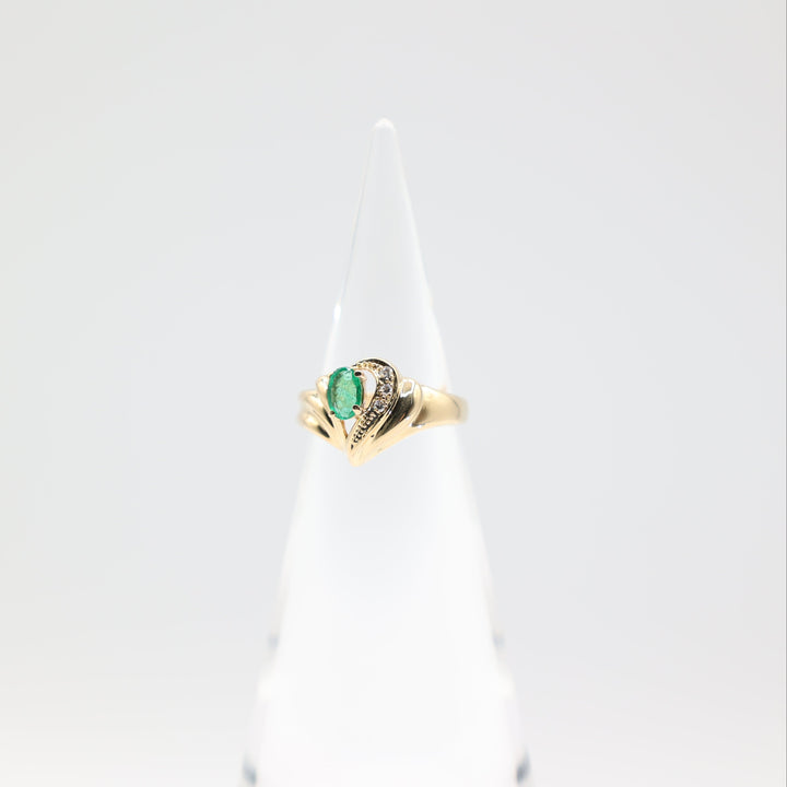 18K Yellow Gold Heart Shaped Textured Band Ring with Oval 6mm x 4mm Emerald Green Stone and Diamond Accents Size 6.5