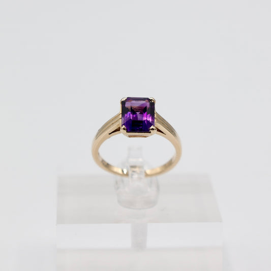 14k Yellow Gold Amethyst Gemstone Ring - Size 6.50