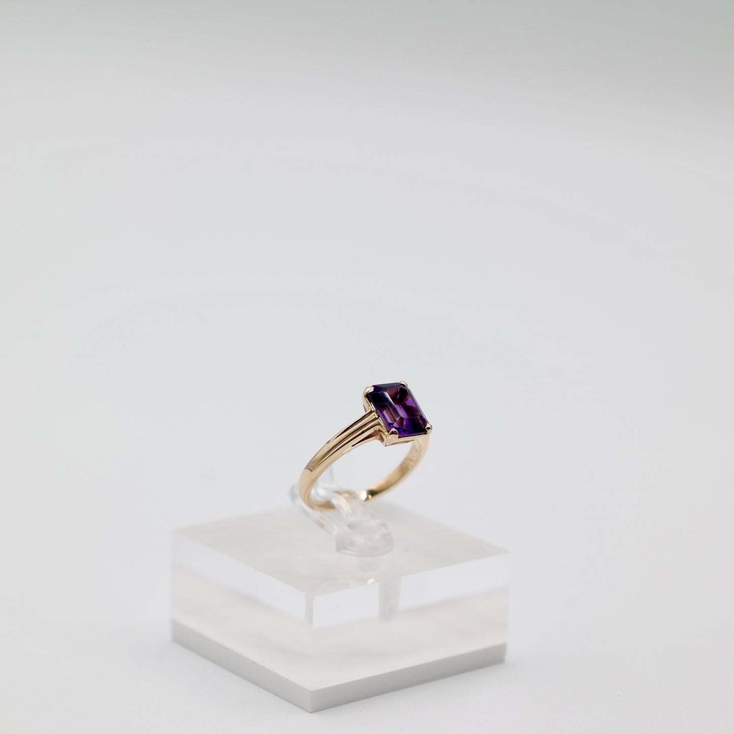 14k Yellow Gold Amethyst Gemstone Ring - Size 6.50