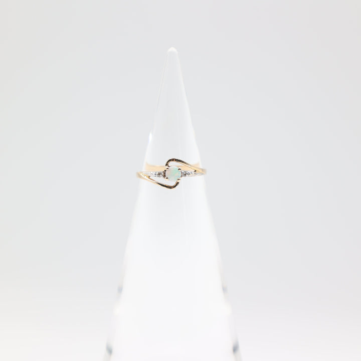 14k Yellow Gold Opal Twist Design Ring with 2 Diamonds Size 5.75