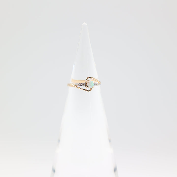 14k Yellow Gold Opal Twist Design Ring with 2 Diamonds Size 5.75