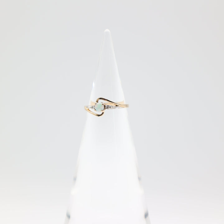 14k Yellow Gold Opal Twist Design Ring with 2 Diamonds Size 5.75