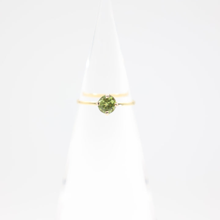 18k Yellow Gold Band With 6mm Round Peridot Stone Ring Size 7.5