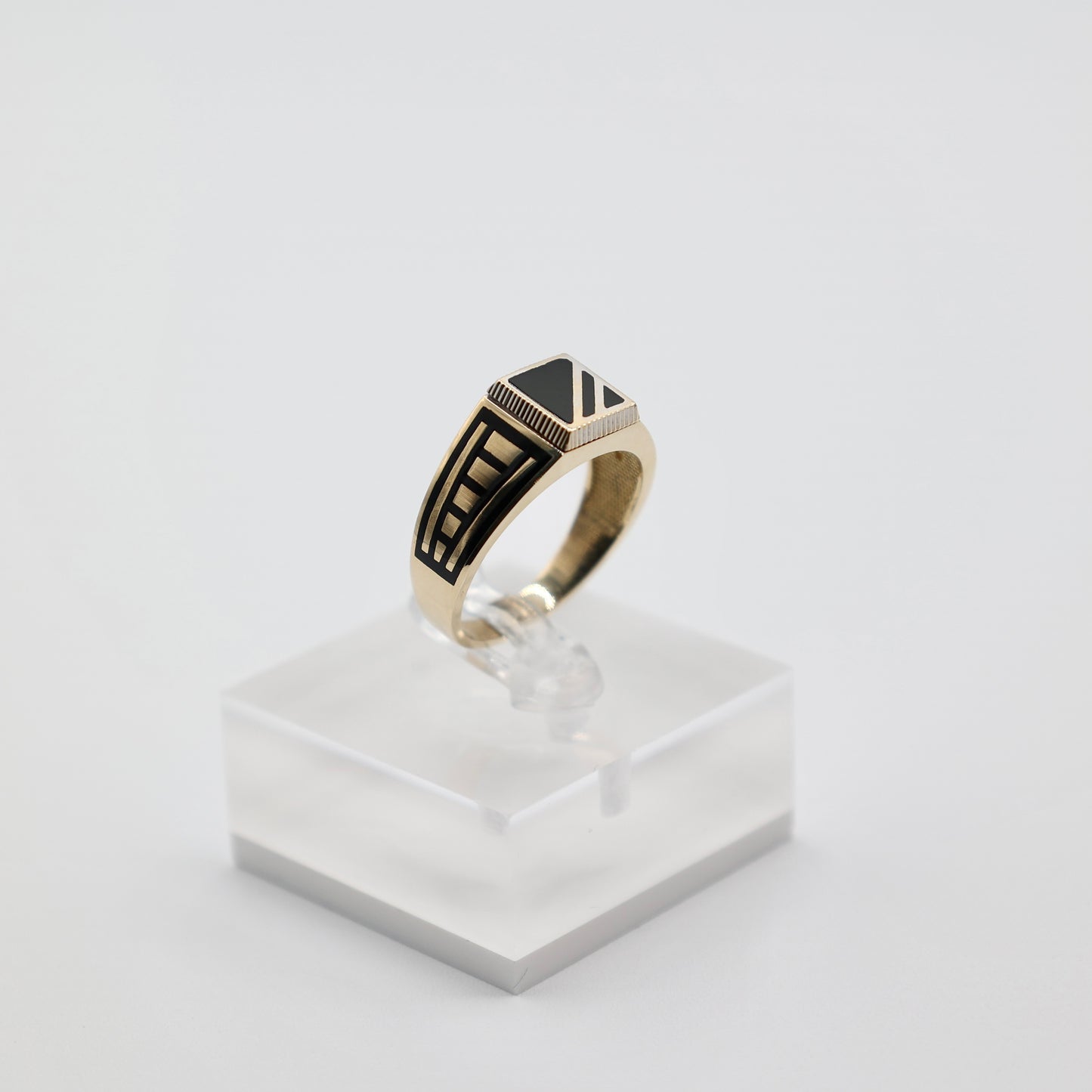 14k Yellow Gold and Onyx Ring - Size 10.5