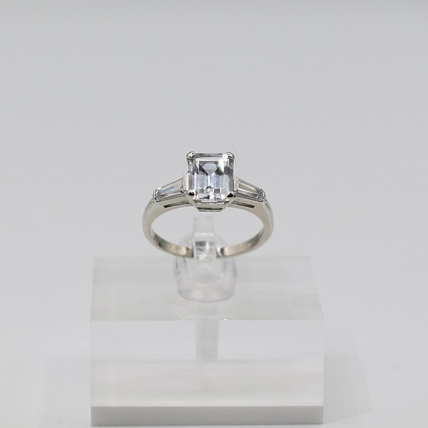 14k White Gold Emerald Cut White Topaz Ring - Size 7