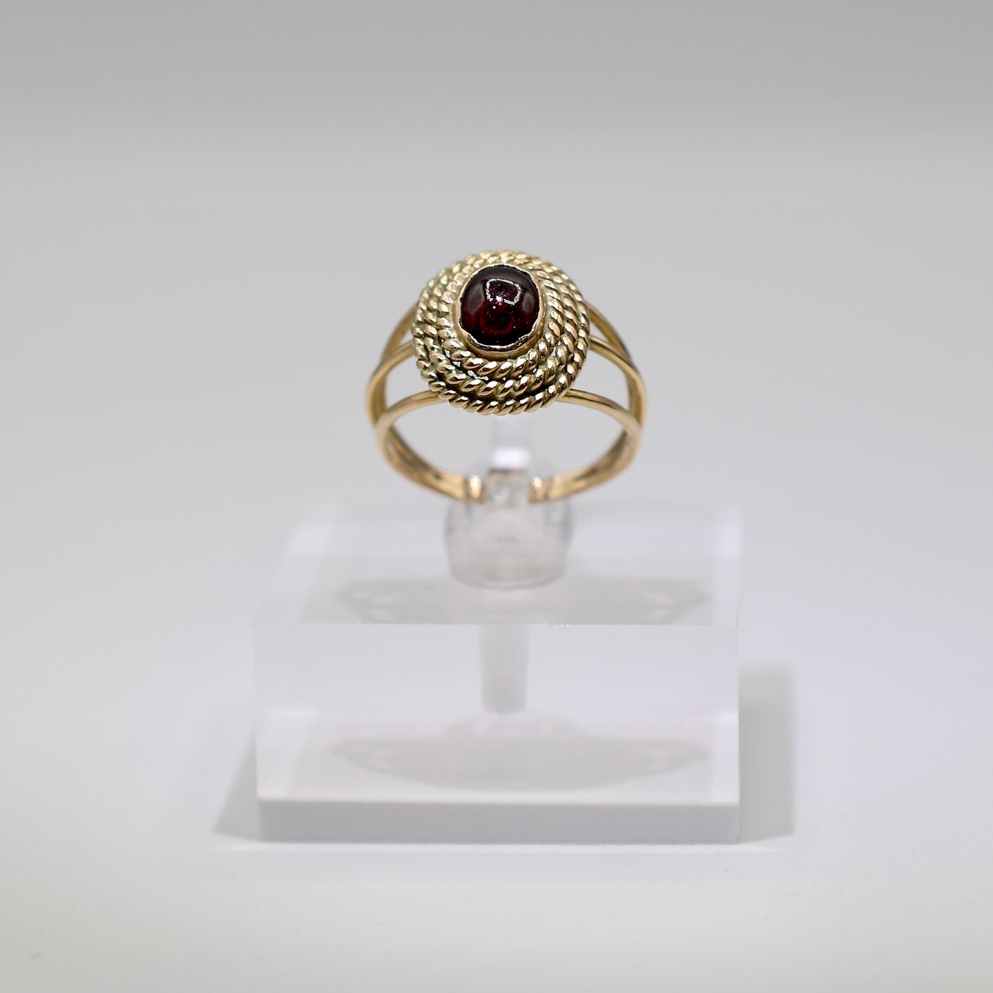 18k Yellow Gold Garnet Ring - Size 7.5