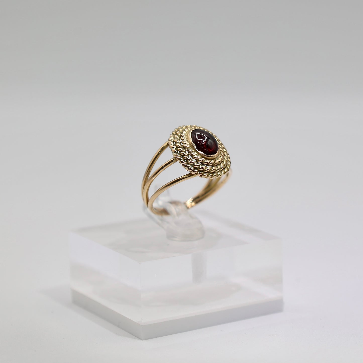 18k Yellow Gold Garnet Ring - Size 7.5