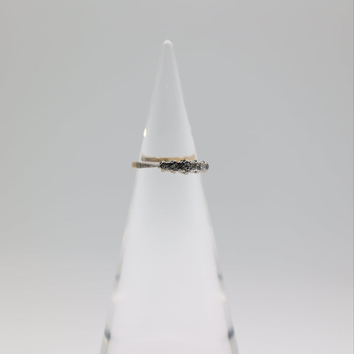 18K Yellow Gold Star Design Five Diamond Ring Size 6
