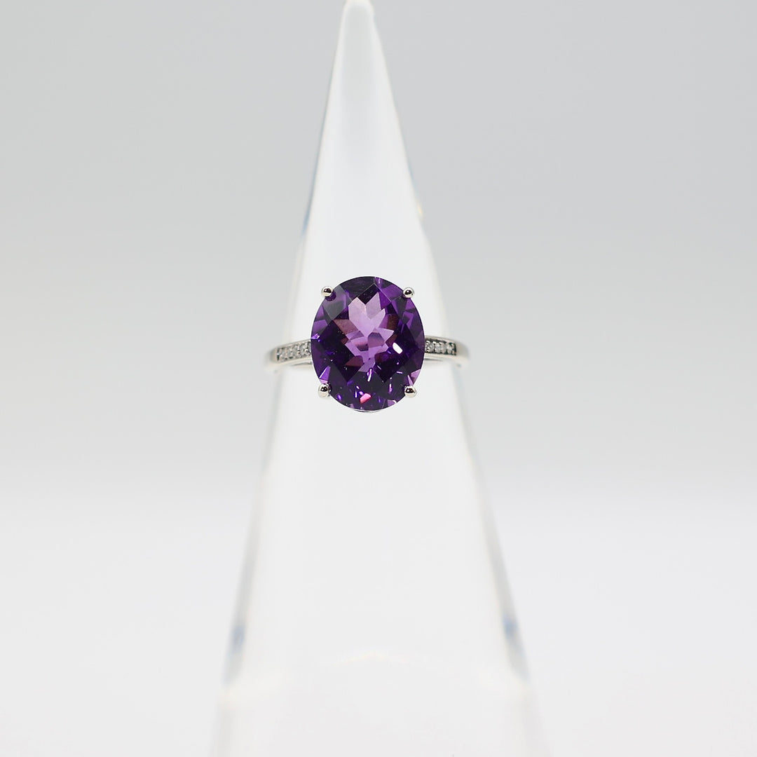 14k White Gold Oval Amethyst with White Diamonds Ring - Size 5.5
