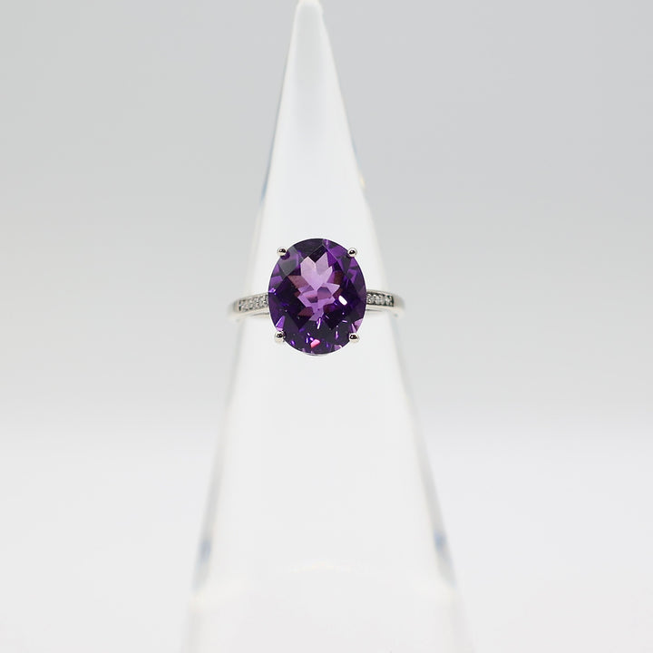14k White Gold Oval Amethyst with White Diamonds Ring - Size 5.5