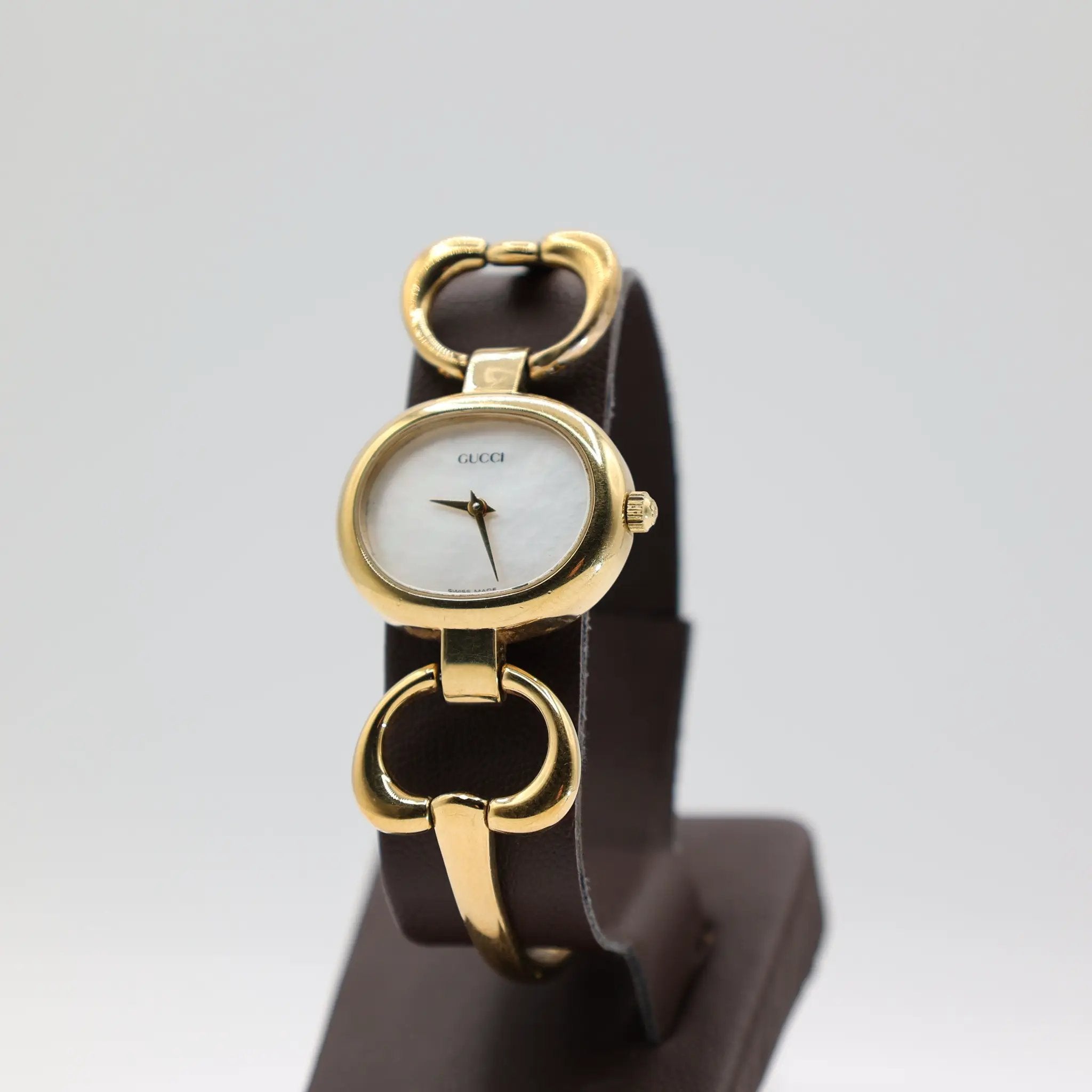 GUCCI 1600 電池新品　ゴールド 腕時計 チェーンリンクデザイン Gucci 1600 Vintage Mother of Pearl Gold Tone Watch – Annie