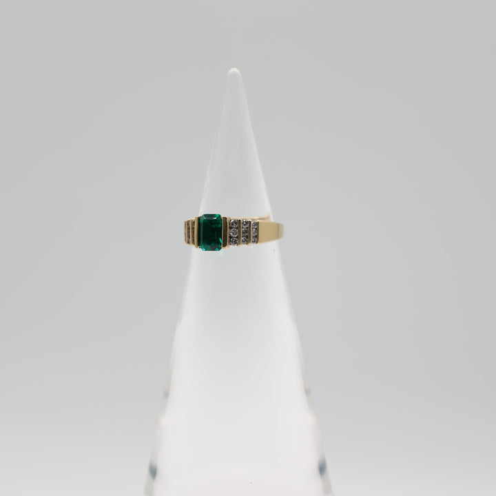 14K Vintage Yellow Gold Emerald and Diamonds Ring Size 5.5