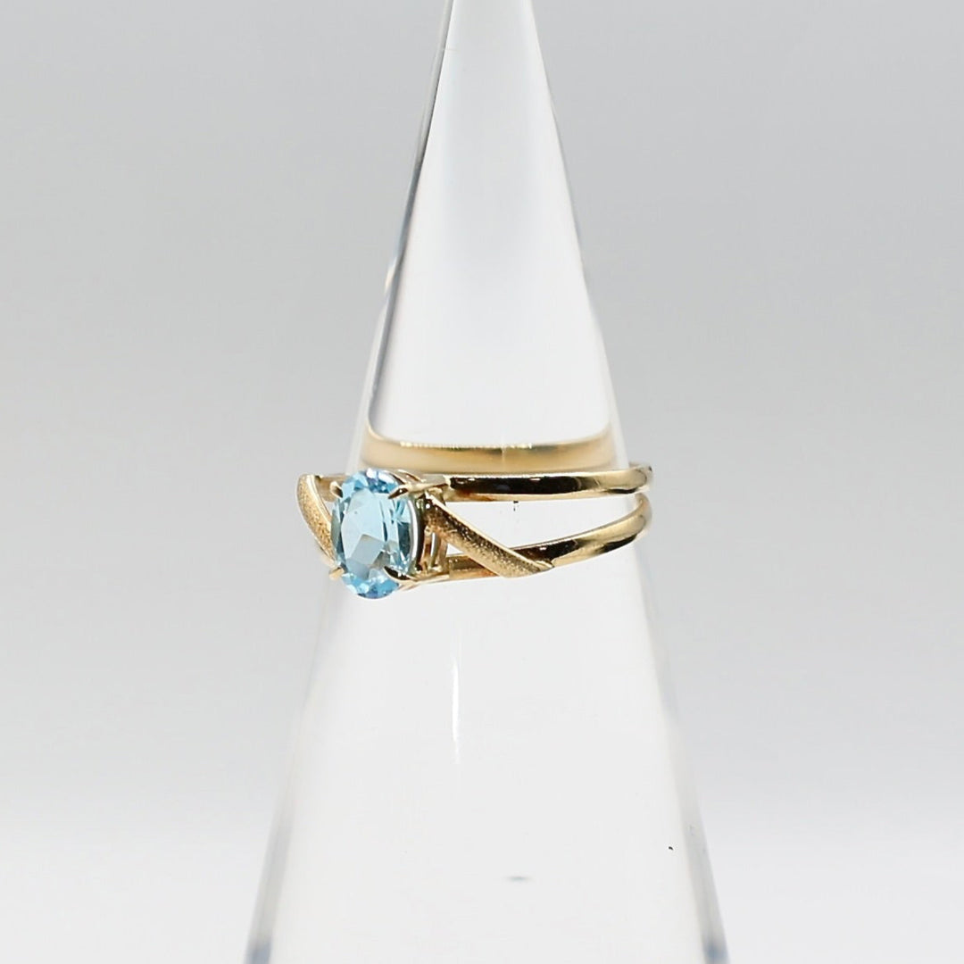 18k Yellow Gold Blue Topaz  twisted band design Ring- Size 7.5