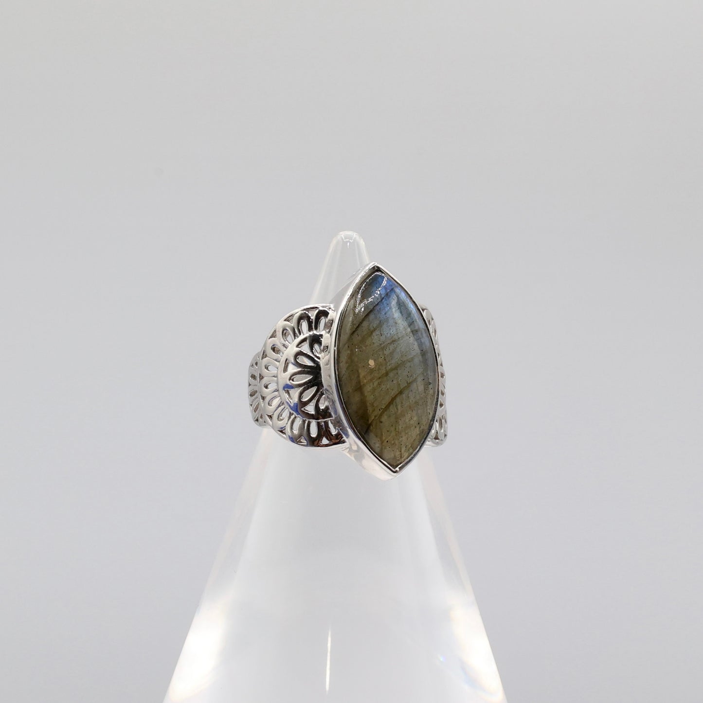 925 Sterling Silver Almond Shape Labradorite Stone Ring - Size 7.5