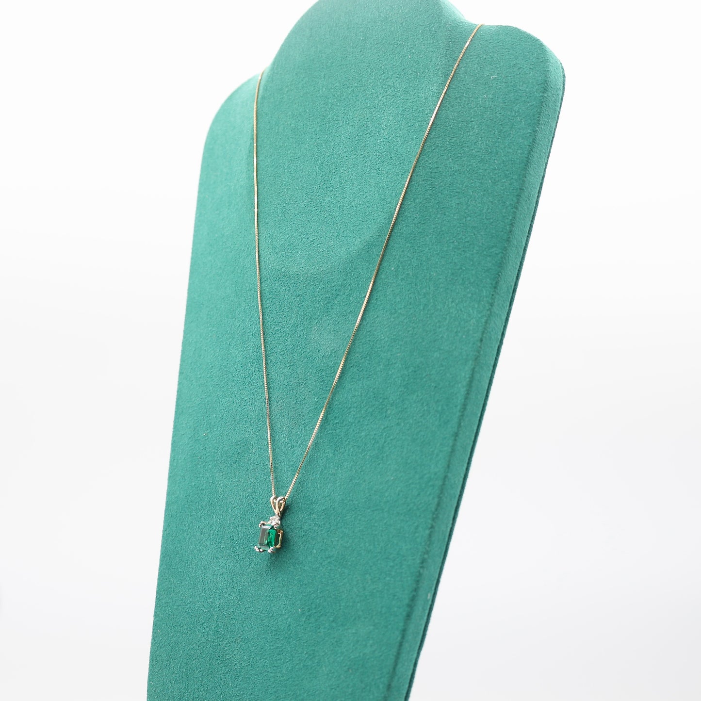 14k Yellow Gold Necklace with Green Glass gemstone Pendant Necklace