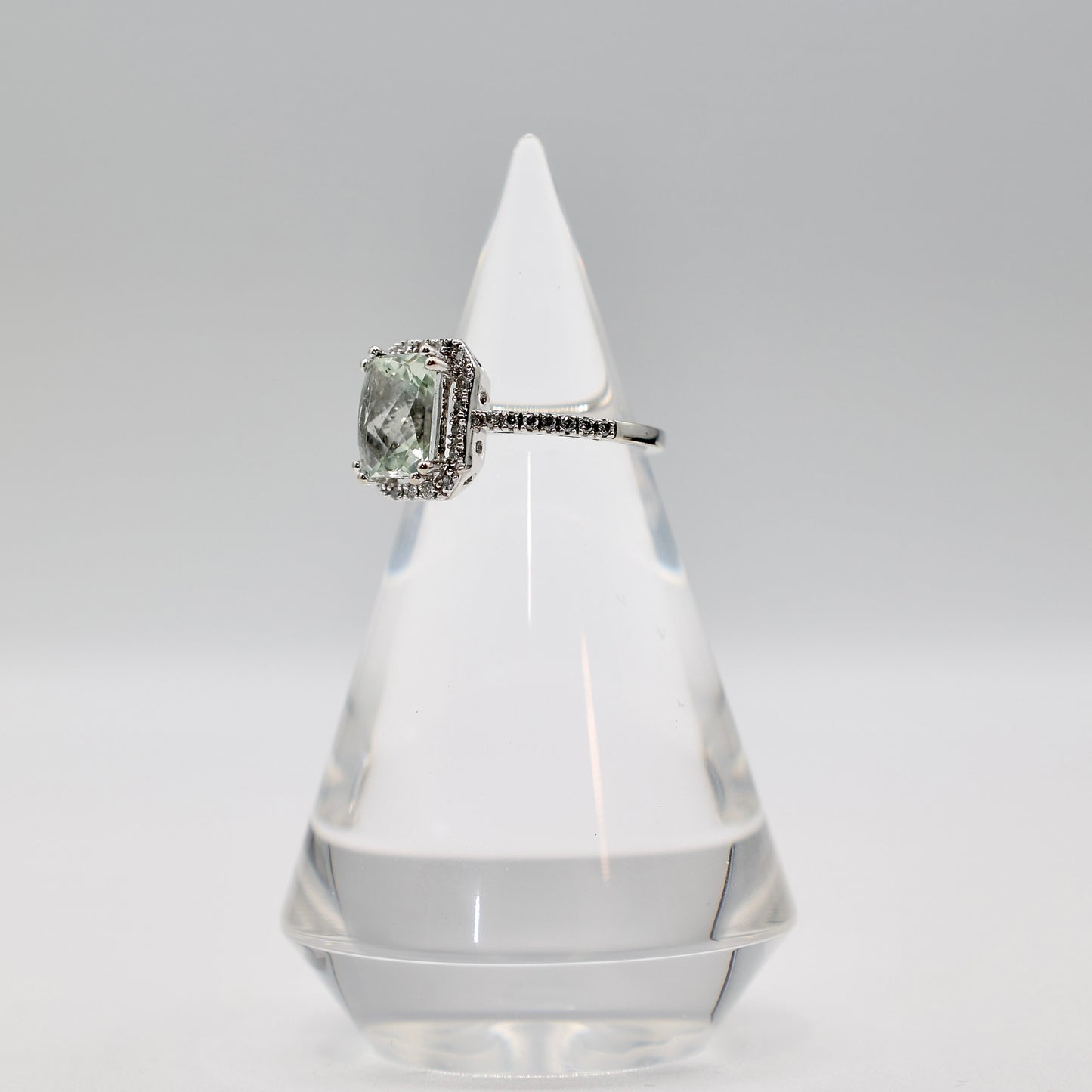 14k white Gold ring emerald