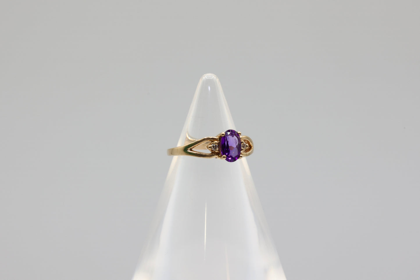 14K Yellow Gold Oval Amethyst Gemstone Ring - Size 2.75