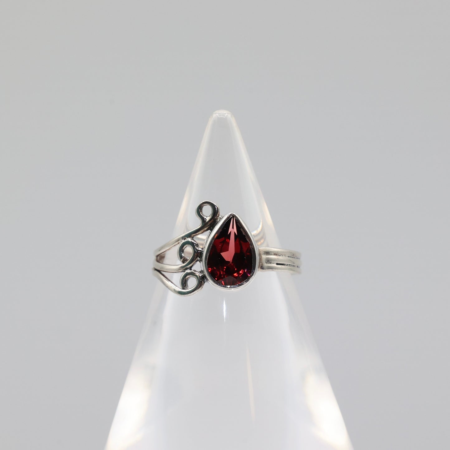 925 Sterling Silver Pear Shaped Natural Garnet Gemstone - Size 10 / 3.3 g