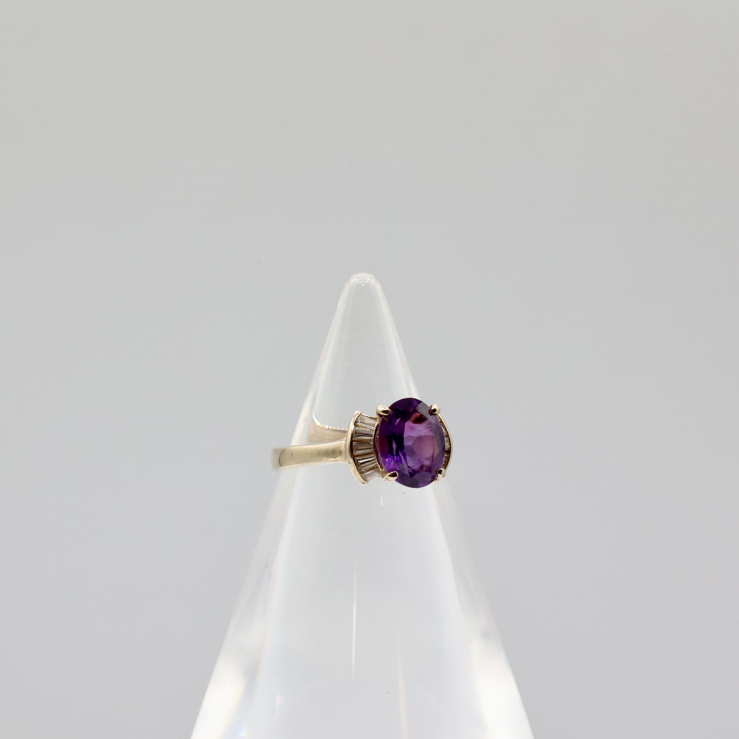 14k Yellow Gold Purple Amethyst Oval Stone Ring - Size 5.5