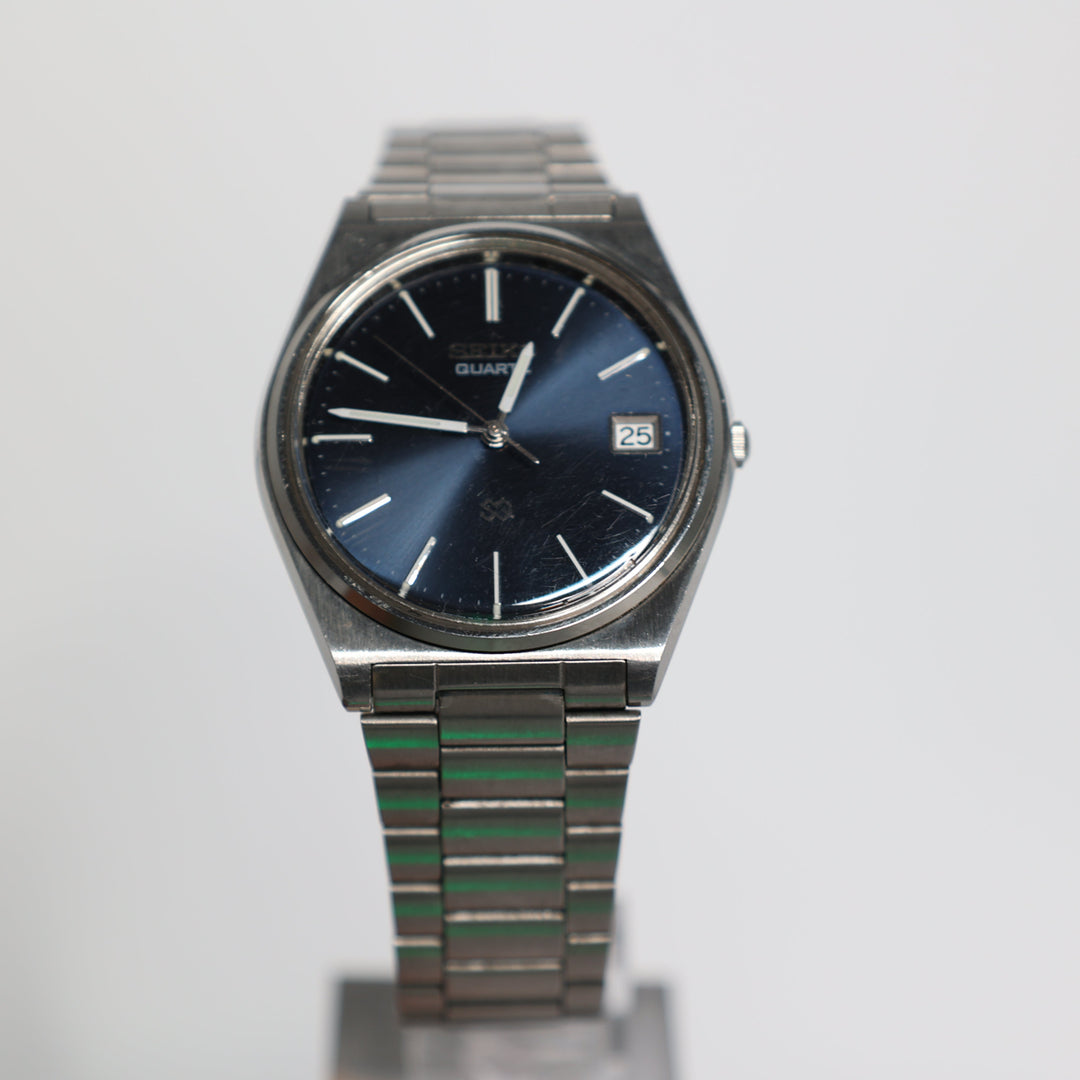 Seiko SQ Quartz Model 8122-7010 1980's Vintage Navy Blue & Stainless Steel Watch