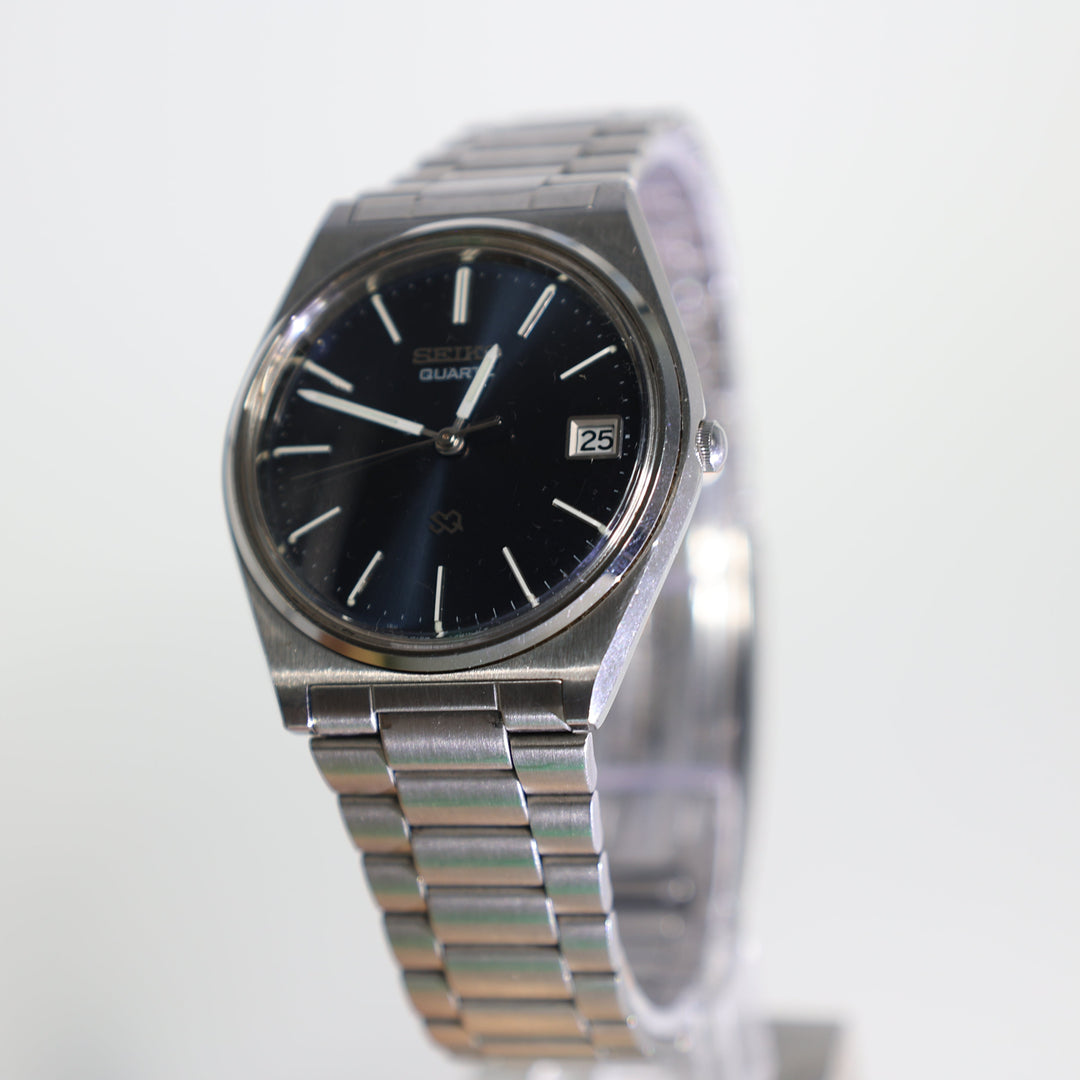 Seiko SQ Quartz Model 8122-7010 1980's Vintage Navy Blue & Stainless Steel Watch