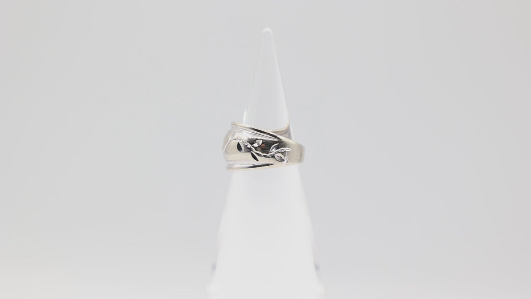 14k White Gold Carved Leaf Stem Design Wide Ring Size 6.5