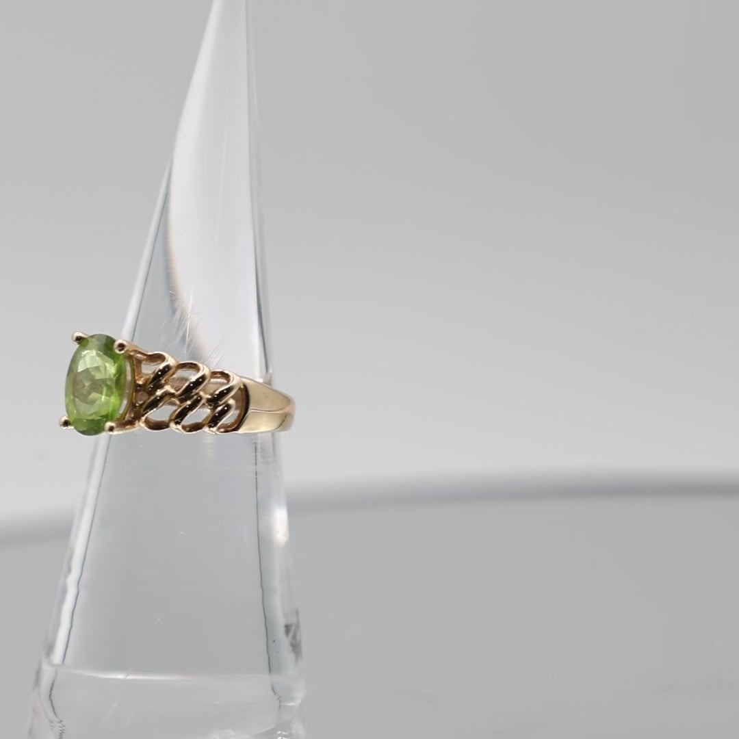 14K Yellow Gold Oval Chrysoprase Ring - Size 5