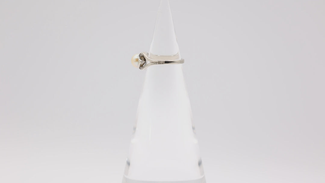 14k Pearl Stone Ring with Heart Band Size 5.5 6mm