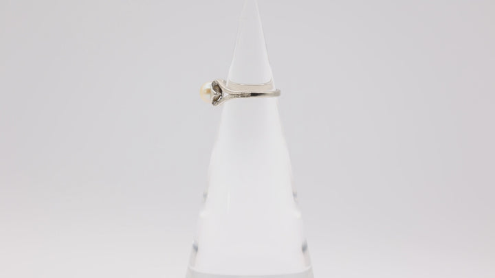 14k Pearl Stone Ring with Heart Band Size 5.5 6mm