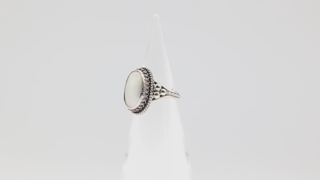 925 Sterling Silver Oval Mother of Pearl Ring Size 7.75