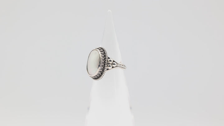 925 Sterling Silver Oval Mother of Pearl Ring Size 7.75