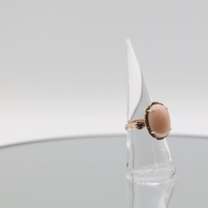 18k Yellow Gold Coral Vintage Ring - Size 6.25